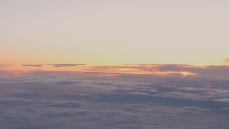 Vista-De-Una-Hermosa-Puesta-De-Sol-Desde-Arriba-En-Las-Nubes