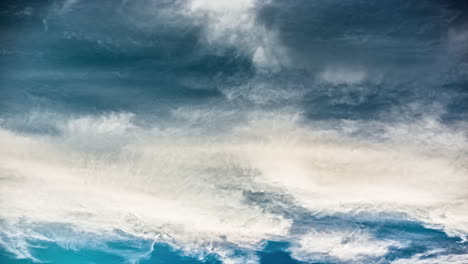 Toma-En-ángulo-Bajo-Del-Movimiento-De-Las-Nubes-Blancas-Sobre-El-Cielo-Azul-En-El-Fondo-Durante-El-Día-En-El-Lapso-De-Tiempo