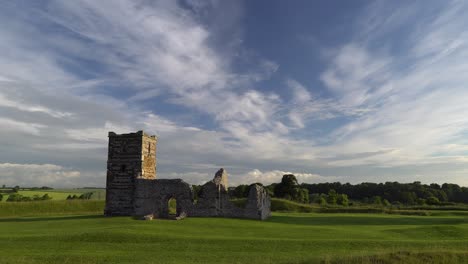 Knowlton-Kirche,-Dorset,-England.-Langsamer-Schwenk,-Morgenlicht