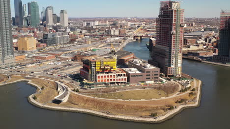 Una-Vista-De-ángulo-Alto-Sobre-El-Río-Este-Frente-A-La-Ciudad-De-Long-Island-En-Un-Día-Soleado