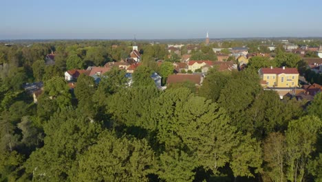 impresionante toma de dron de viljandi, estonia, con casas modernas en movimiento hacia el casco antiguo