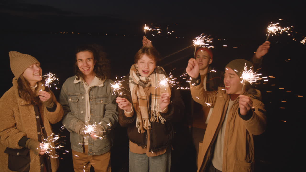 mujer en albornoz recoge sales de baño de la mesa de madera, huele y las vierte en el agua de la bañera