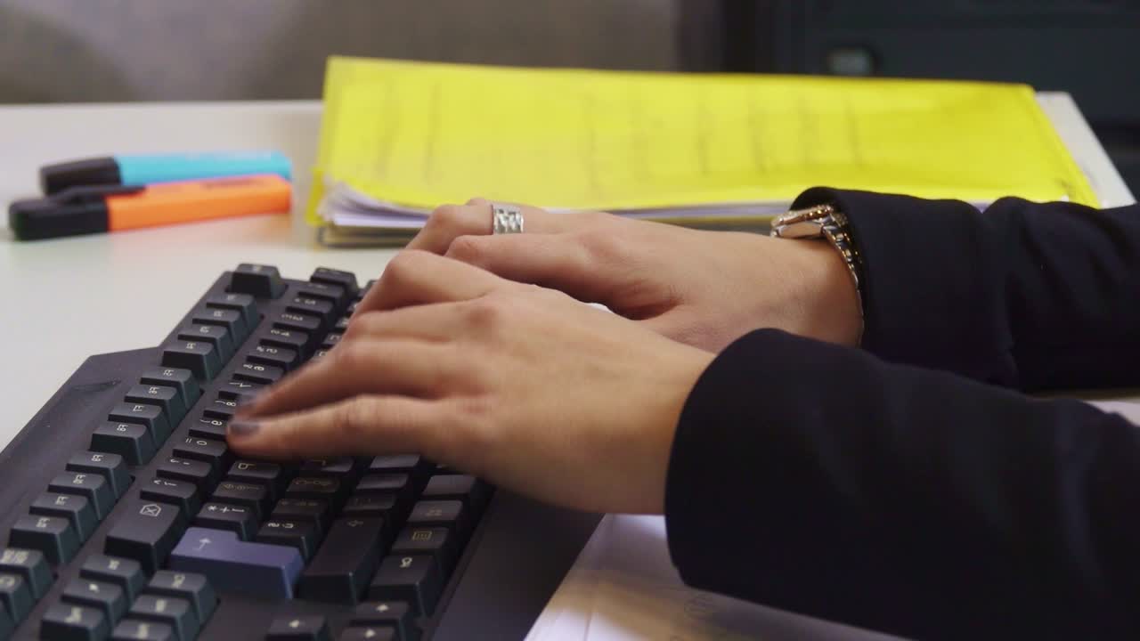 Frauenhände benutzen Computertastatur