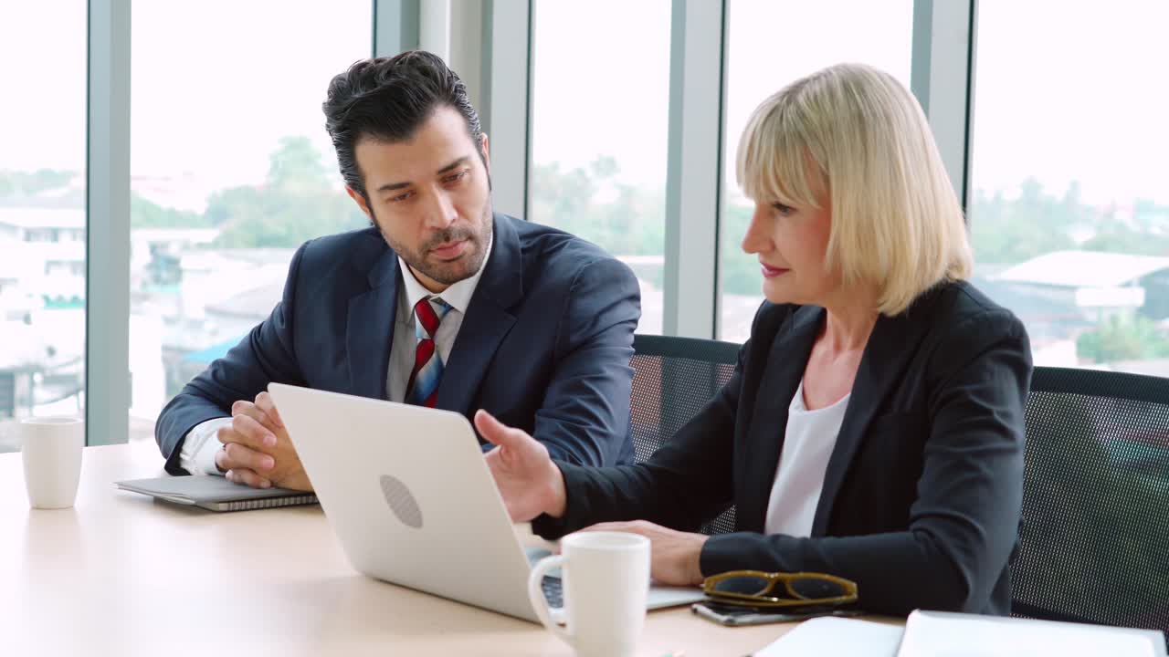 Due professionisti discutono la strategia del progetto in ufficio