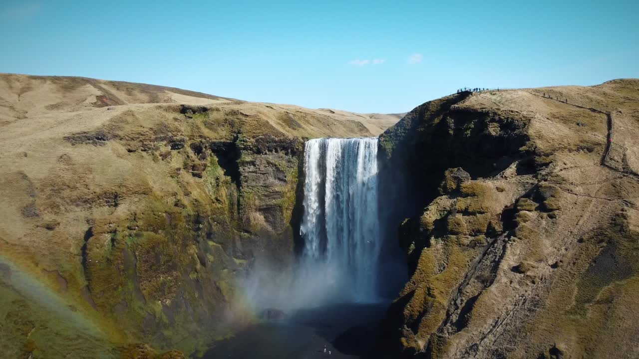 toma épica de un dron de una poderosa cascada en islandia, agua corriendo por un alto acantilado