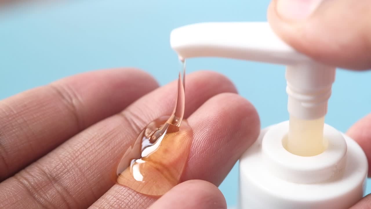 aplicación de desinfectante para las manos