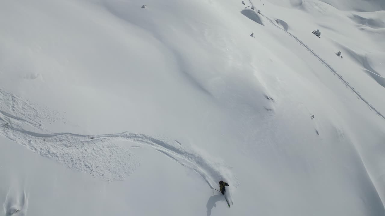 aire de los jóvenes deportes de esquí por la nieve cubierta de glaciar cordillera paisaje