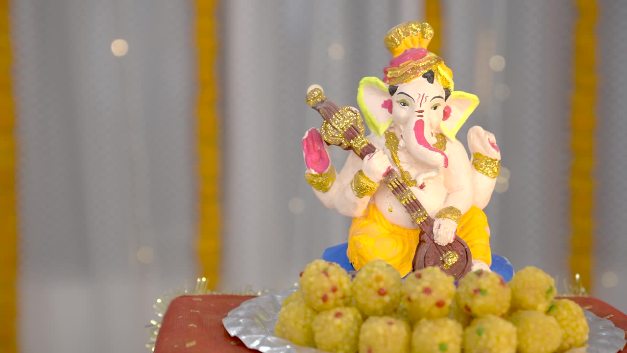Statua del Signore Ganesha decorata in casa per Diwali