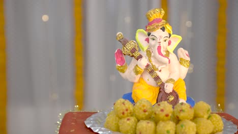 estatua de lord ganesha decorada en casa para diwali