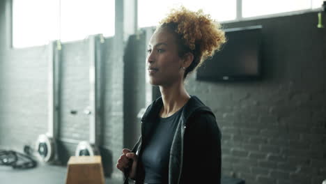 mujer en el gimnasio