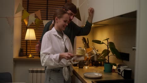 pareja celebrando un cumpleaños en la cocina