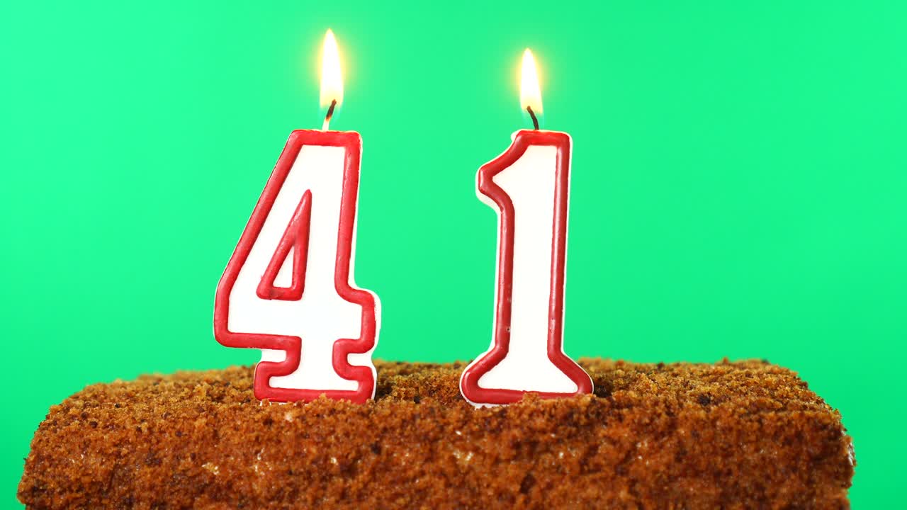 pastel con el número 41 vela encendida. llave de croma. pantalla verde. aislado