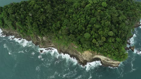 detalles de un acantilado rocoso en una isla paradisíaca en centroamérica con un dron