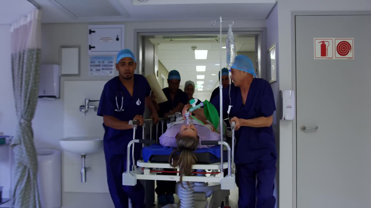 의료팀이 응급실 4k 침대를 밀고 있습니다.