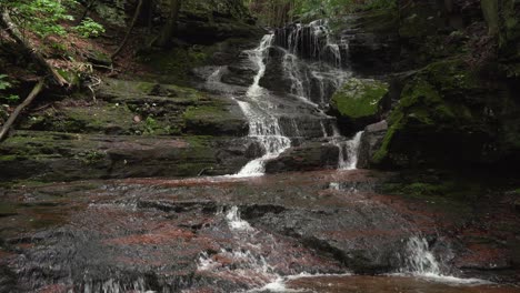 cascadas en el bosque en verano con musgo verde que crece en las rocas