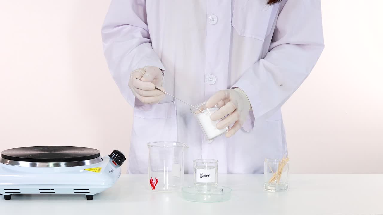 demostración de la cristalización del acetato de sodio en un entorno de laboratorio