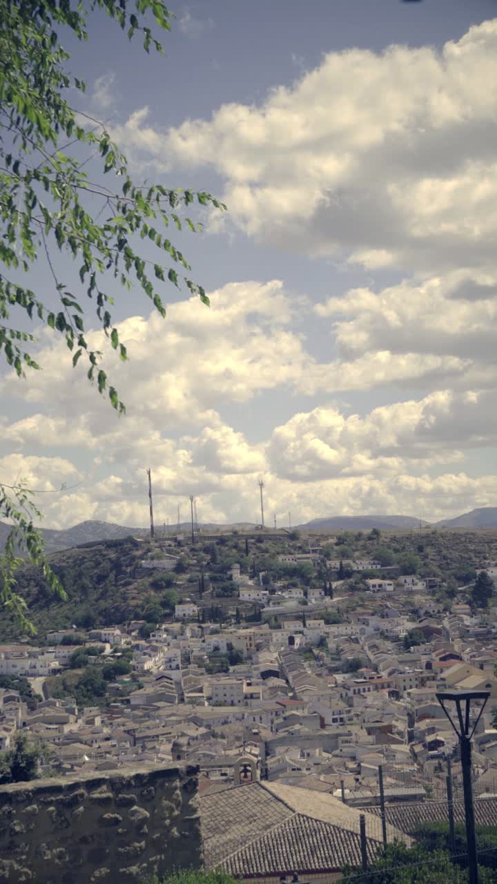 Vista panoramica di una città rurale su una collina sotto un cielo nuvoloso