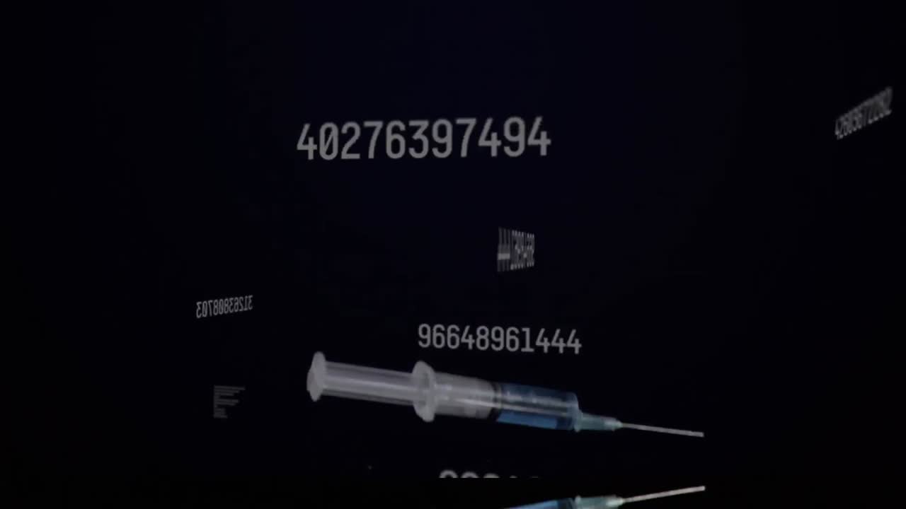 검은 바탕에 떨어지는 주사기 위에 떠다니는 여러 개의 변화하는 숫자의 디지털 구성