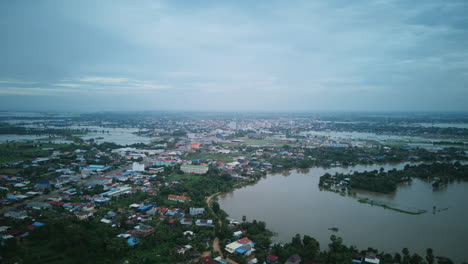 Hiperlapso-Aéreo-De-Una-Carretera-Muy-Transitada-En-Una-Ciudad-De-Camboya-Por-La-Mañana