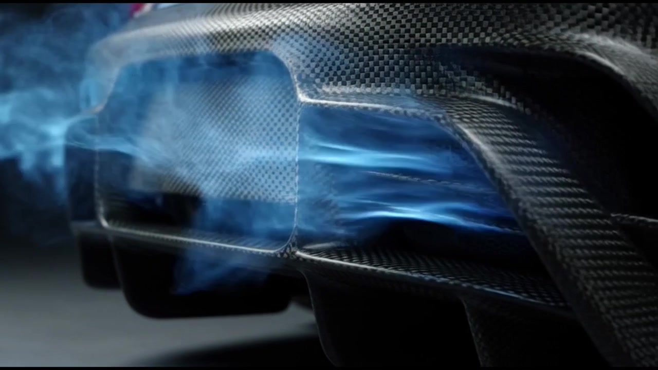 Fumo blu che esce dallo scarico di un'auto sportiva in fibra di carbonio