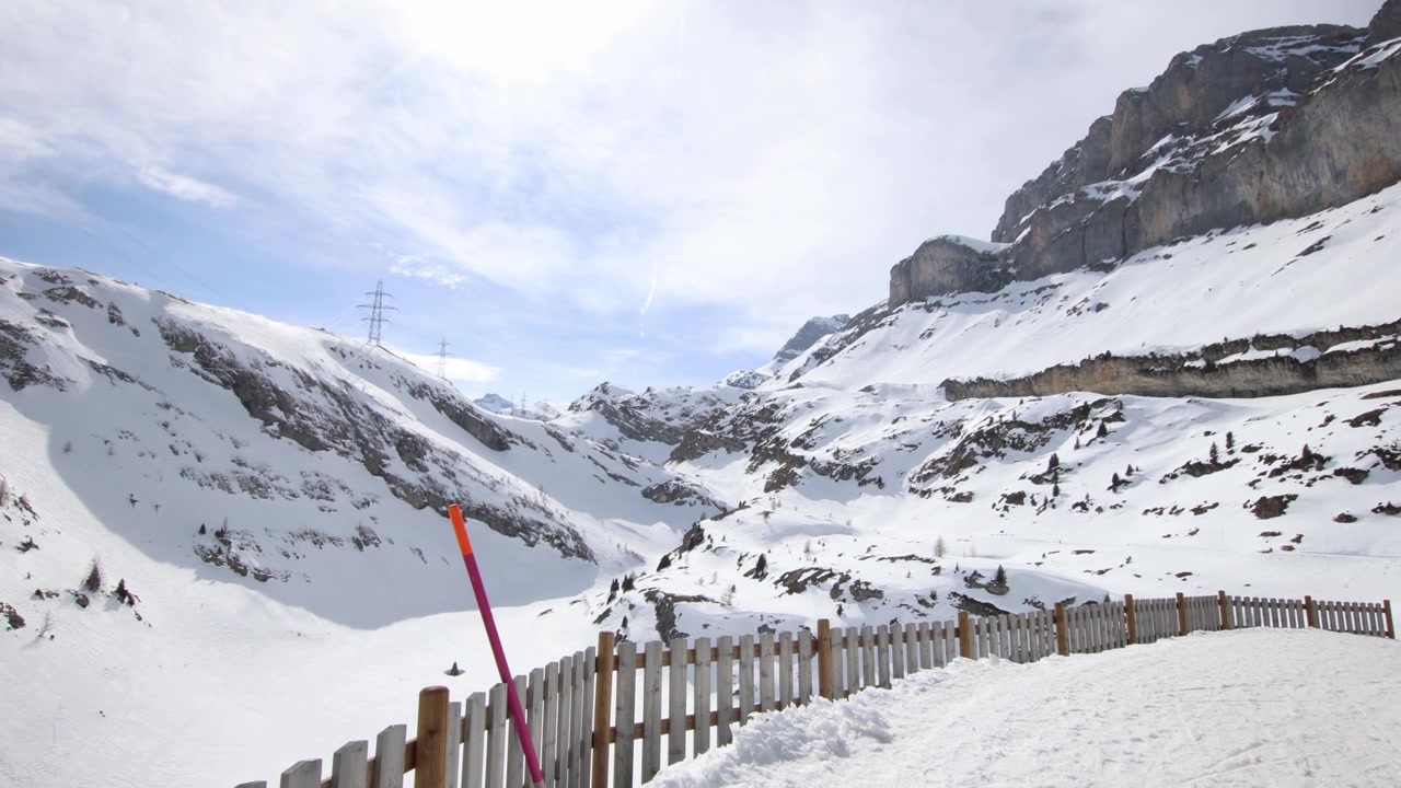 Sentiero di montagna invernale che porta al passo del Gemmi nelle Alpi svizzere, escursionismo invernale