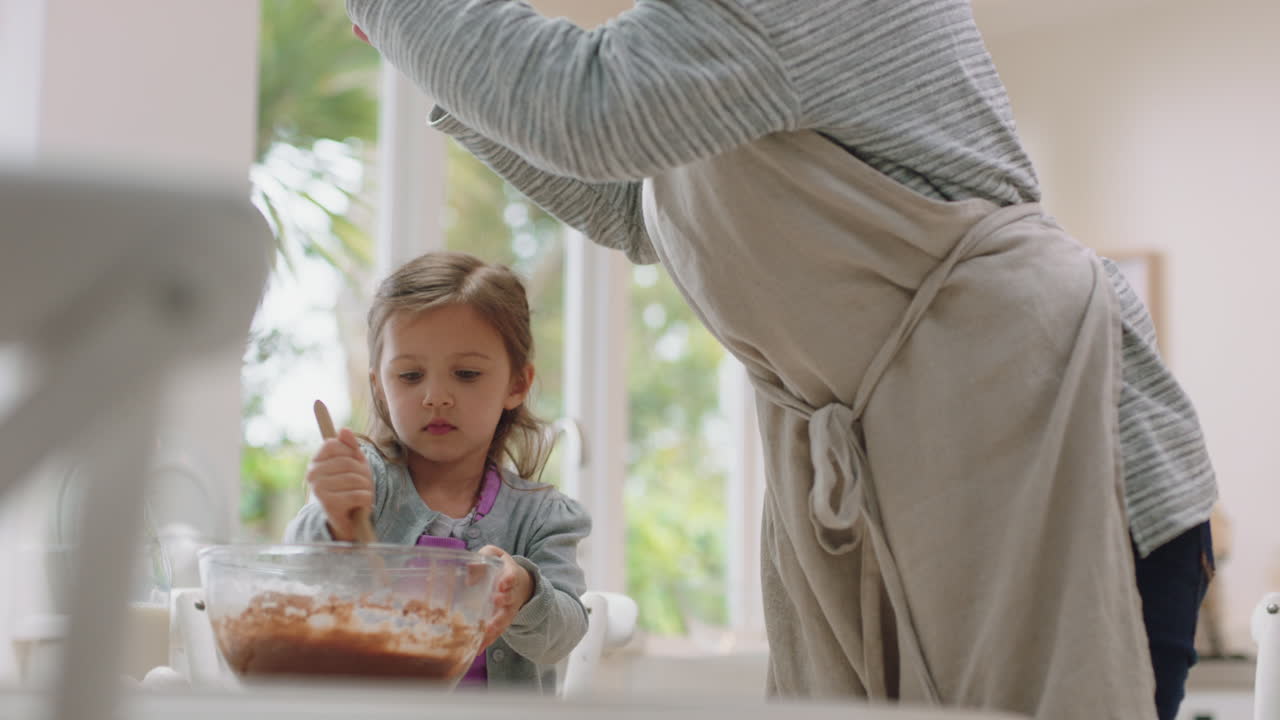 스마트폰을 사용하는 행복한 할머니가 부 ⁇ 에서 귀여운 손녀의 사진을 찍고 베이킹 재료를  ⁇ 는 할머니가 소셜 미디어에서 손녀와 주말을 공유합니다.