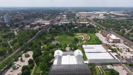 el disparo de un dron hacia atrás revela el increíble conservatorio de garfield park.