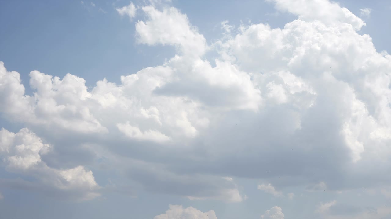 하늘에서 회전하고 회전하는 움직임으로 구름이 형성되는 시간 경과.