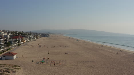 Antenne:-Menschen-Am-Strand-Wellen,-Wasser-In-Los-Angeles,-Kalifornien,-Sonnig,-Blauer-Himmel