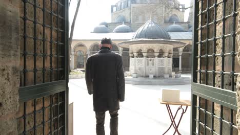 Entering-mosque-coutyard