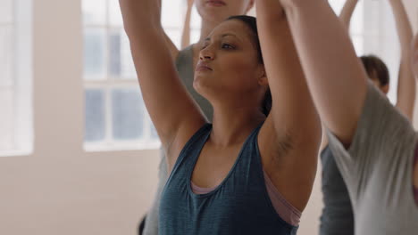 Porträt-Einer-Yoga-Klasse,-Schwangere-Frau-Mit-Gemischter-Abstammung,-Die-Kriegerpose-Praktiziert,-Mit-Lehrer,-Der-Körperhaltung-Lehrt.-Gruppe-Von-Frauen,-Die-Einen-Gesunden-Lebensstil-Genießen-Und-Im-Fitnessstudio-Trainieren