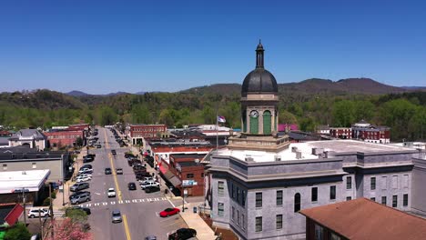 Gebäude-Mit-Glockenturm-In-Murphy,-North-Carolina