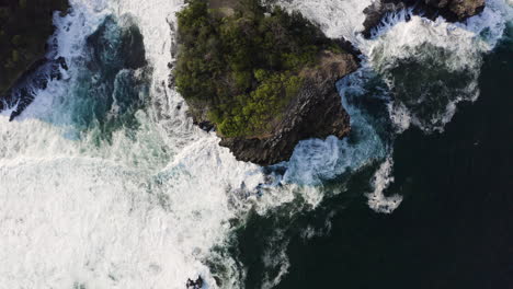 Vista-Aérea-Escénica-De-Grandes-Olas-Chocando-Contra-Pequeñas-Islas-Cerca-De-La-Costa