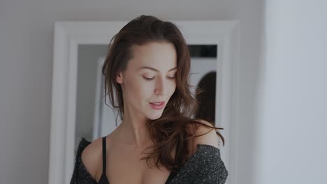 mujer en lencería junto a la ventana