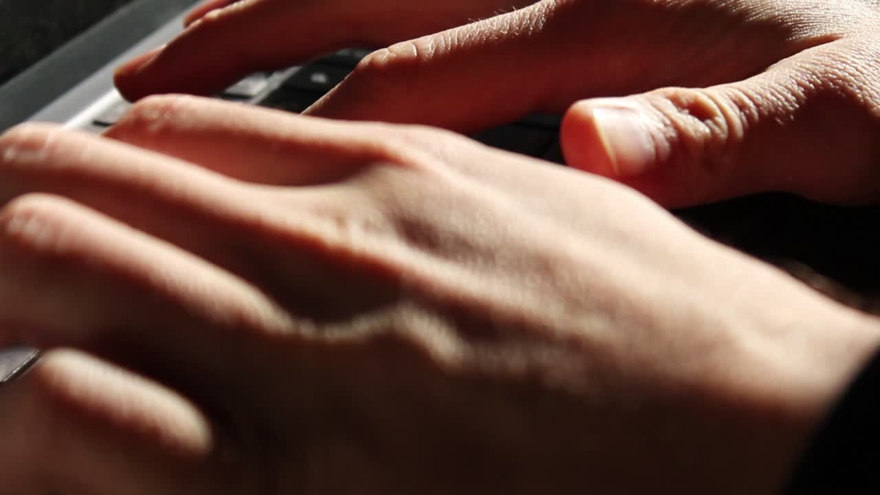 노트북 키보드에 입력하는 백인 사람