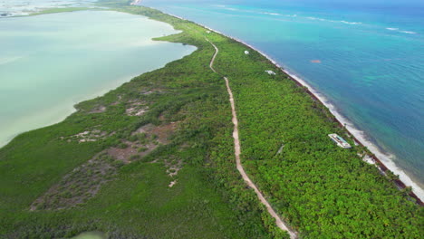 Drohne-Enthüllt-Atemberaubende-Halbinsel-In-Tulum,-Mexiko,-Sian-Kaʼan-Reservat,-Ein-Biosphärenreservat,-Luftaufnahmen-Vom-Karibischen-Meer,-Mexiko