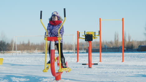 Ein-Schulmädchen,-Das-Auf-Einem-Schulhof-Einen-Ergometer-Spielt