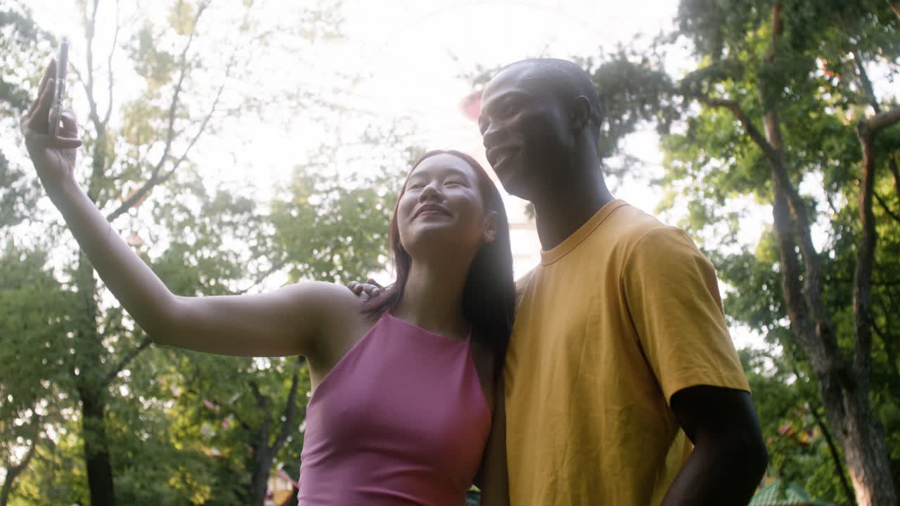 una pareja tomando una foto de sí misma.