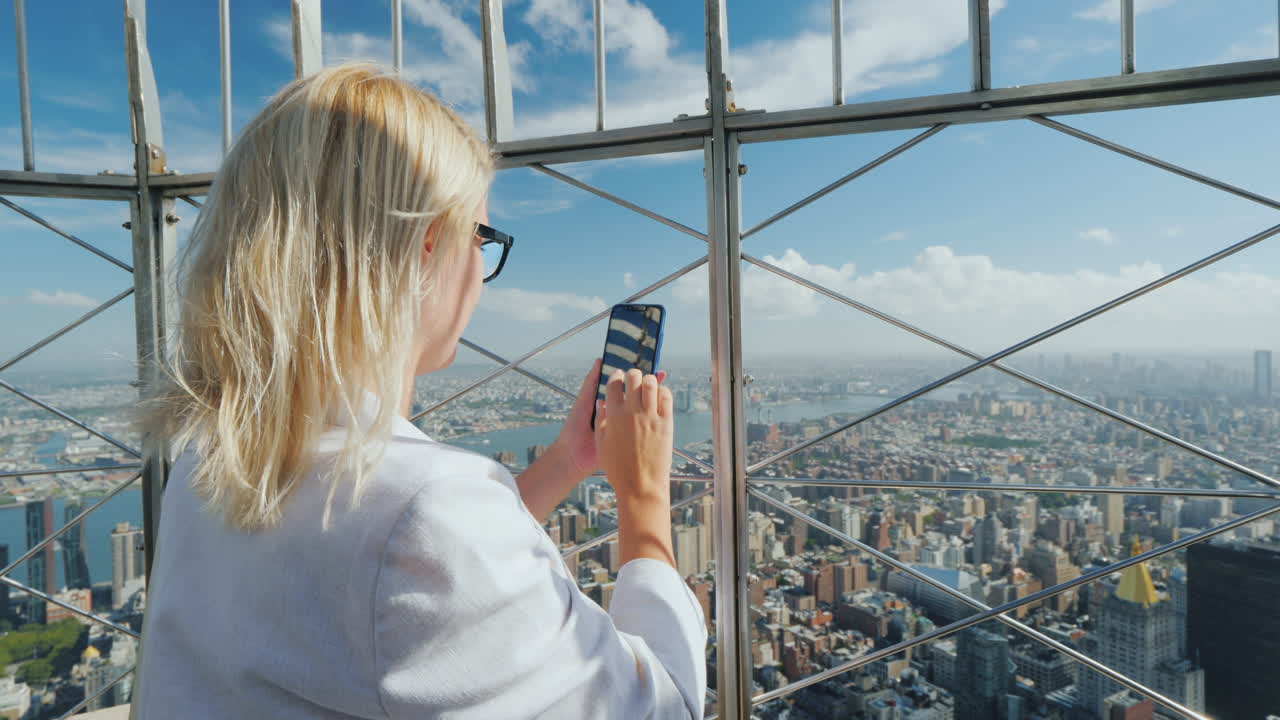 fotografías turísticas una hermosa vista de la ciudad de nueva york se encuentra en la valla de la observati