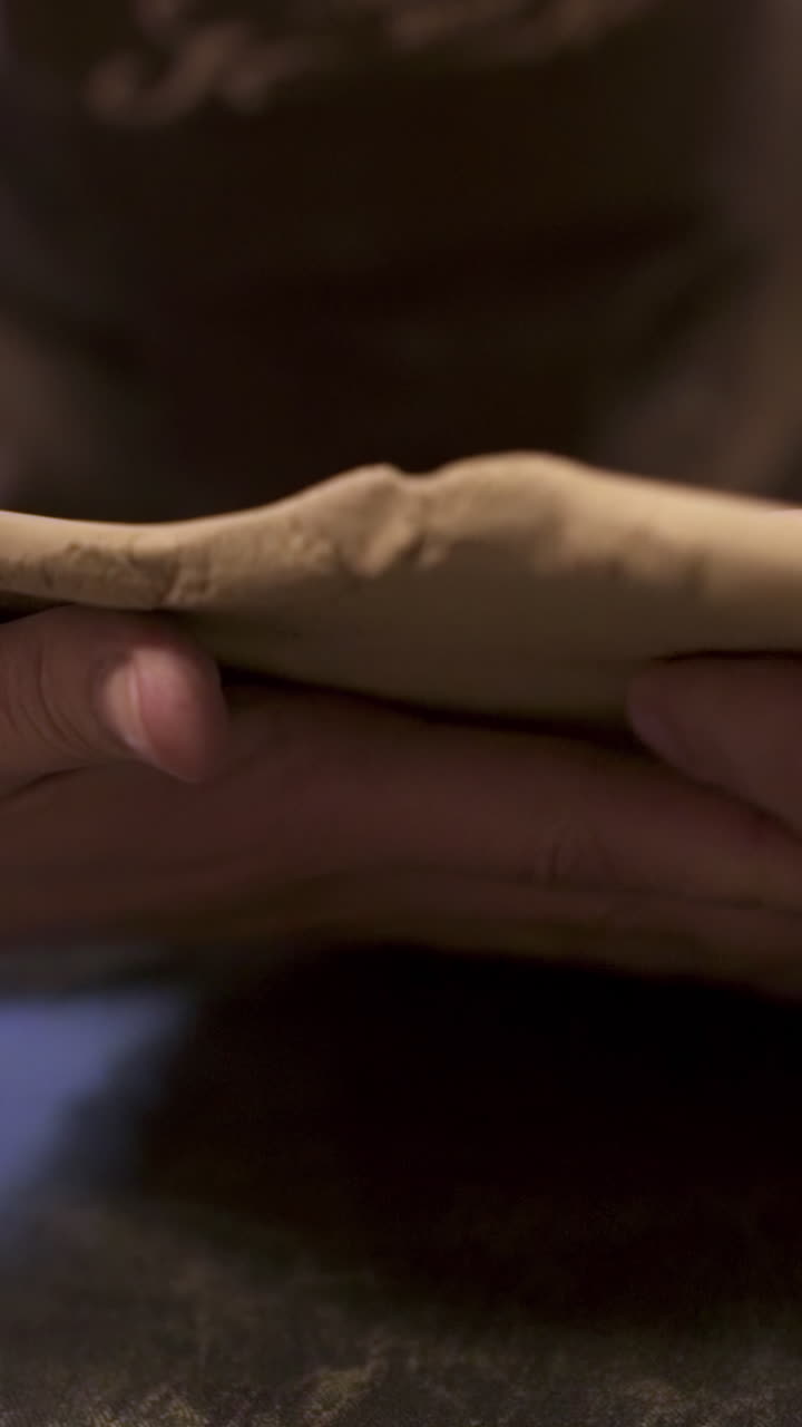 피자 반죽을 준비하는 것