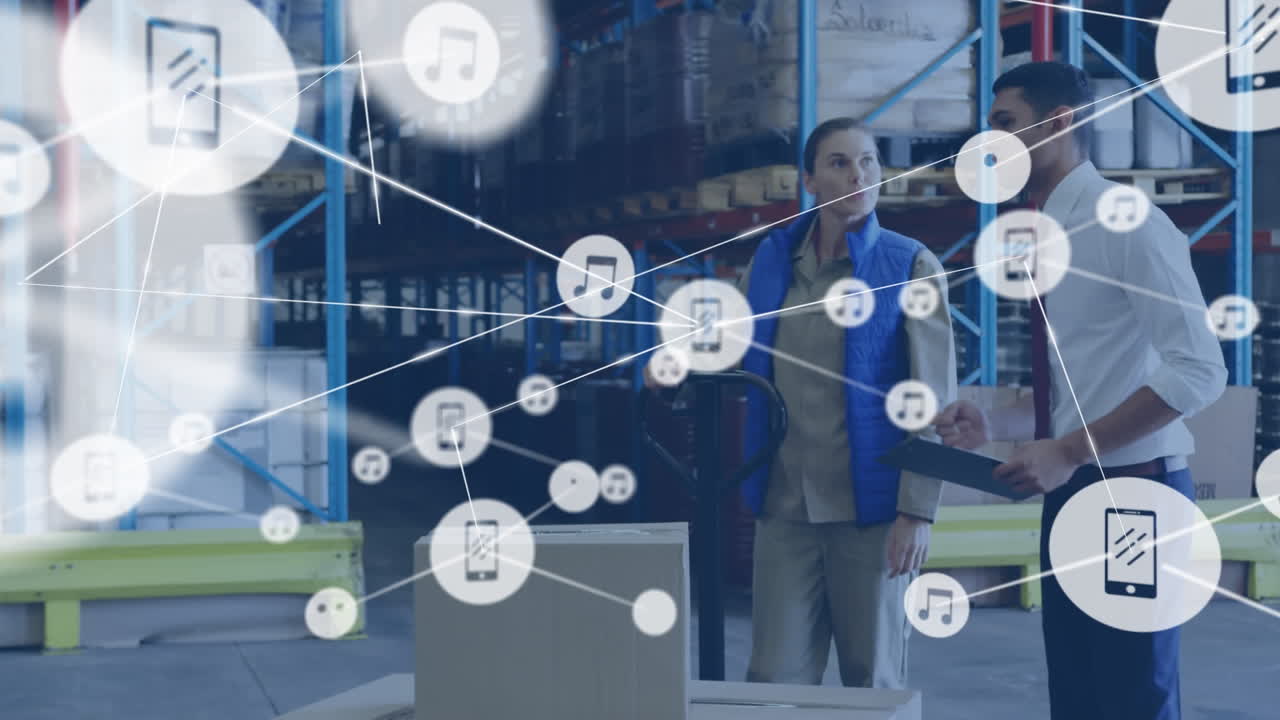 анимация сети соединений с иконами над различными людьми, работающими на складе