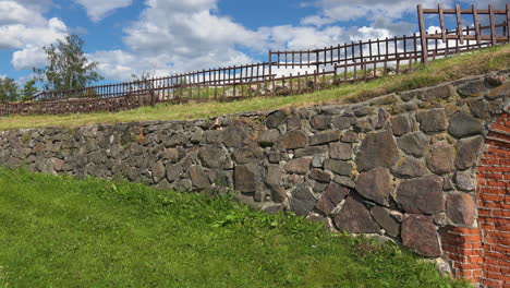 Ein-Zaun-Und-Eine-Begrenzungsmauer-Einer-Festung-In-Russland