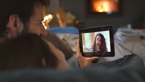 pareja haciendo una llamada de video en casa