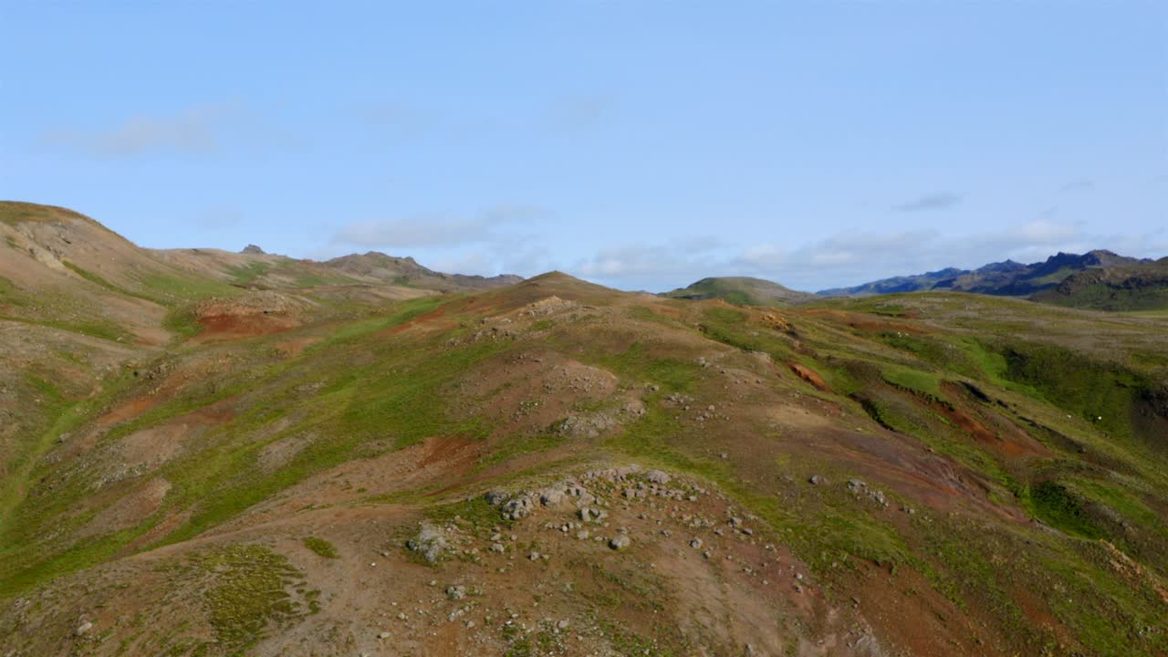 아이슬란드 의 화산 언덕 을 바라보는 아름다운 풍경 의 공중 풍경