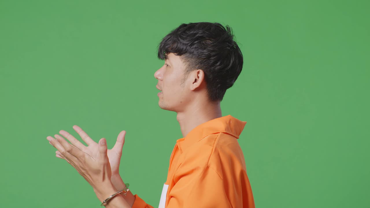 손을 은 오렌지색 스웨터를 입은 남자