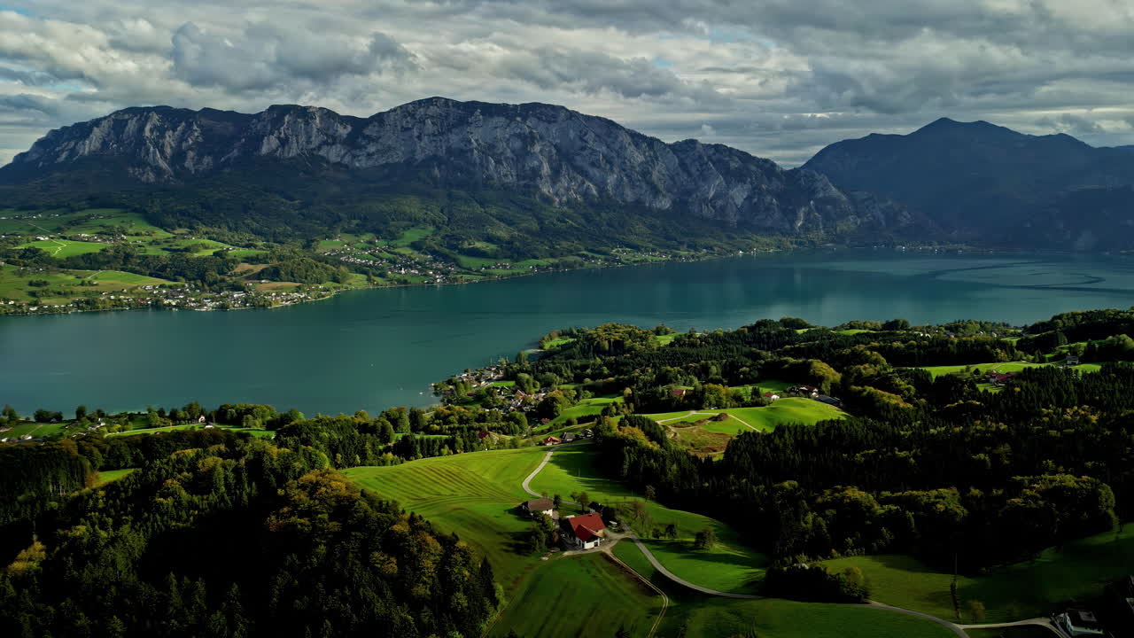 vista aérea de la naturaleza rural y el lago attersee, día de otoño en austria
