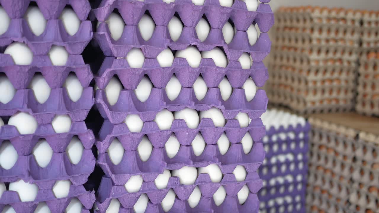 쌓인 계란 상자