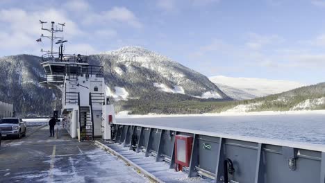 Nido-Del-Capitán-Y-Espectaculares-Montañas-Cubiertas-De-Pinos-Desde-El-Ferry-Del-Lago-De-Flecha-Superior,-Columbia-Británica,-Canadá