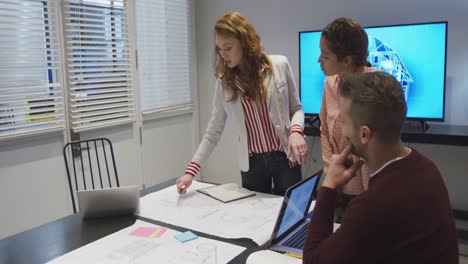 personas de negocios que trabajan en oficinas modernas
