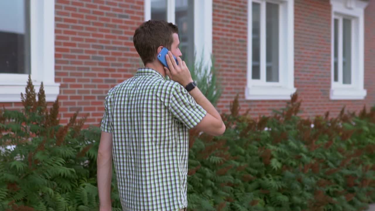 야외에서 전화 통화하는 남자